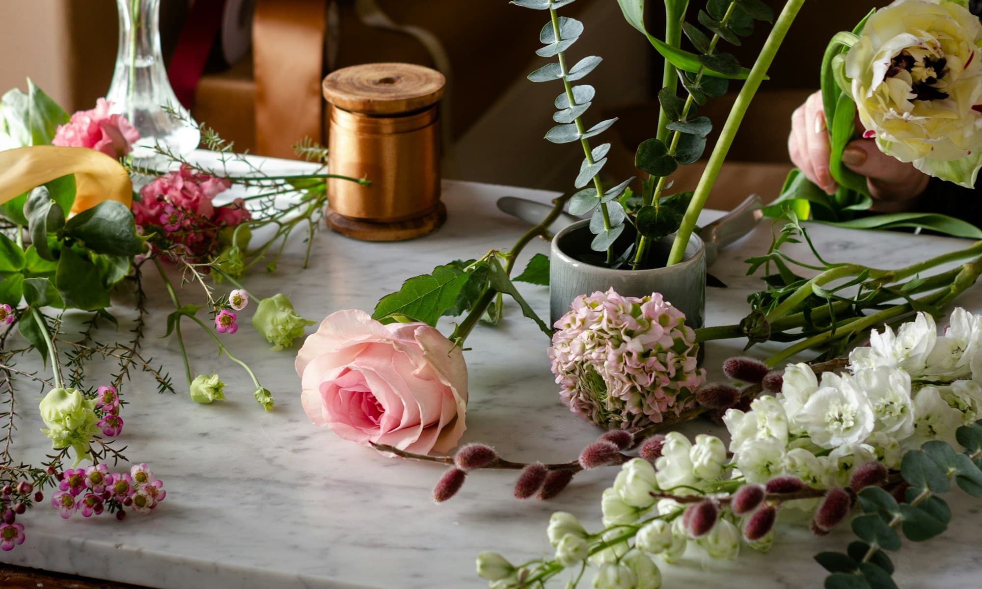 Rosafarbene Rosen und Schleierkraut