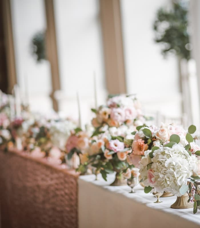 Festlich gedeckte Tafel mit floraler Dekoration