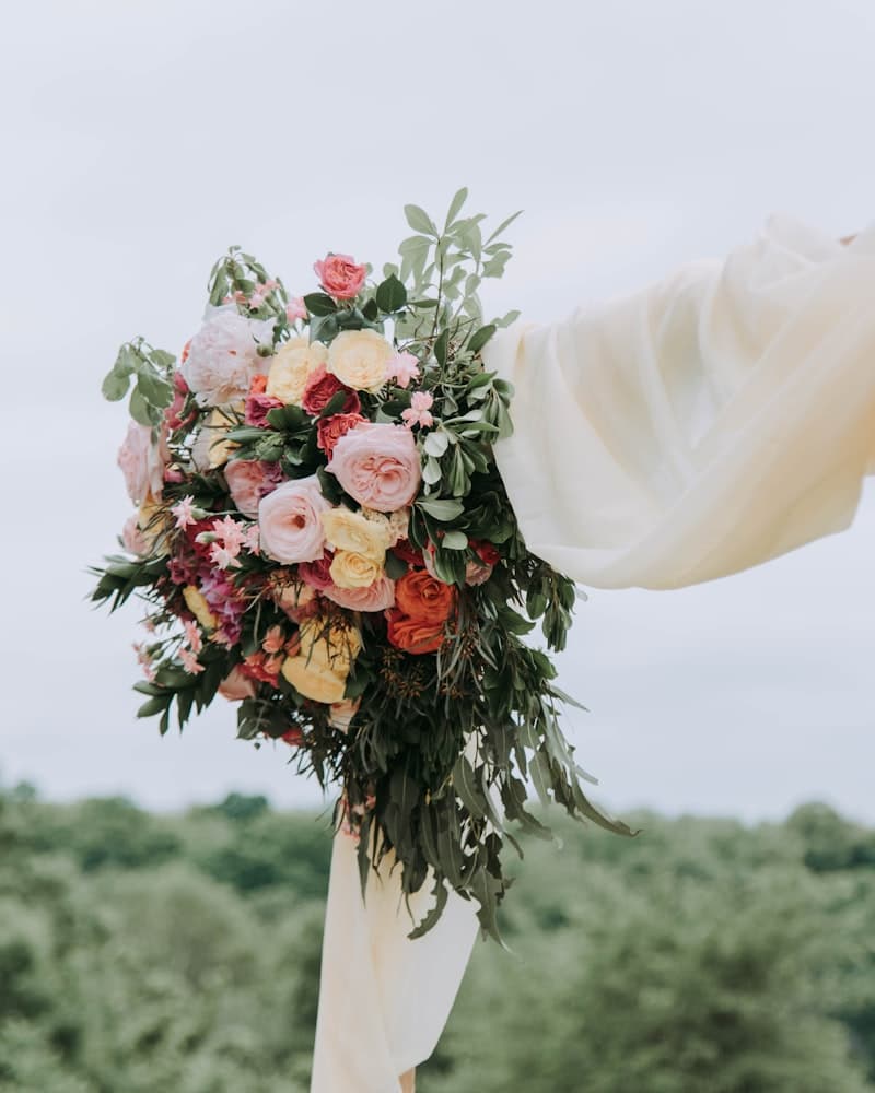 Floristische Eventdekoration mit Blumen und Gräsern