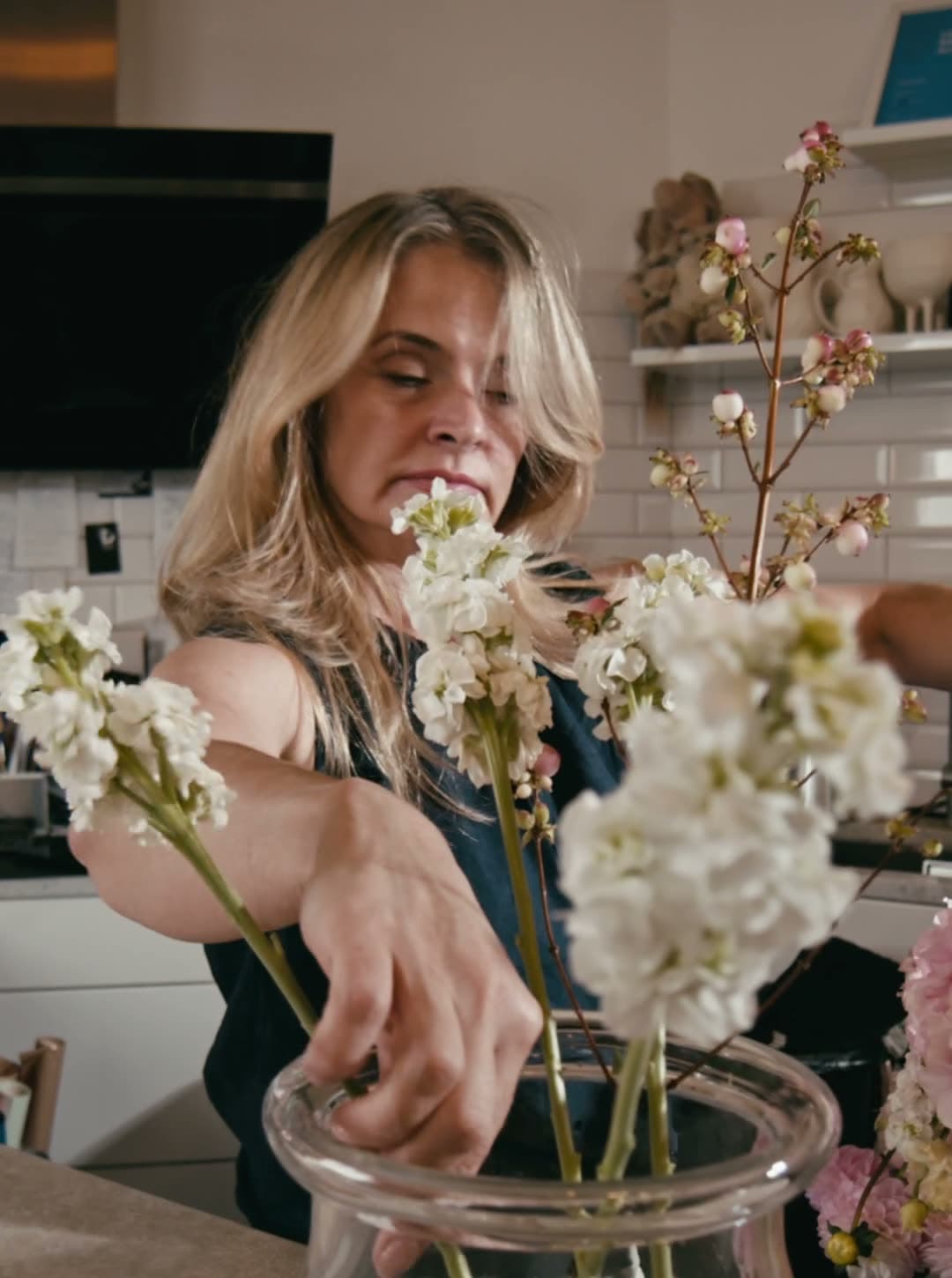 Svitlana Gonchar, Floristin von Green Camellia, beim Binden eines Straußes