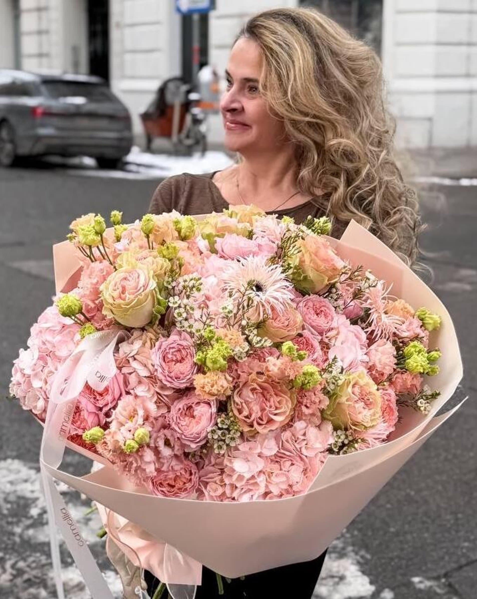 Handgebundener Blumenstrauß mit saisonalen Blüten